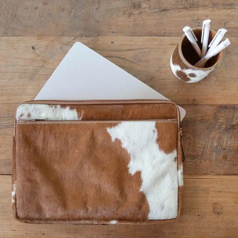 Fanny pack bianco con ricamo pecora Custodia laptop 13" marrone effetto pelle – BOS TAURUS "Taurus"