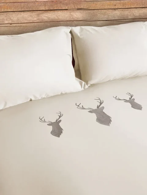 Parure copripiumino in cotone satinato con ricamo cervo – Deer