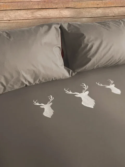 Parure copripiumino in cotone satinato con ricamo cervo – Deer